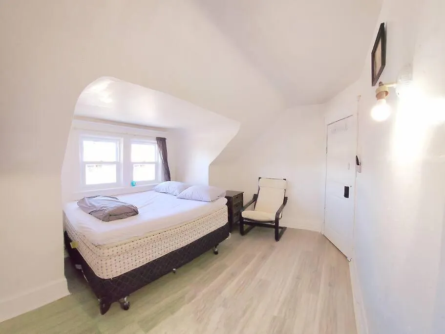 Homestay Affordable Double Room With Netflix, Laundry, Amenities And Self Check-In Toronto