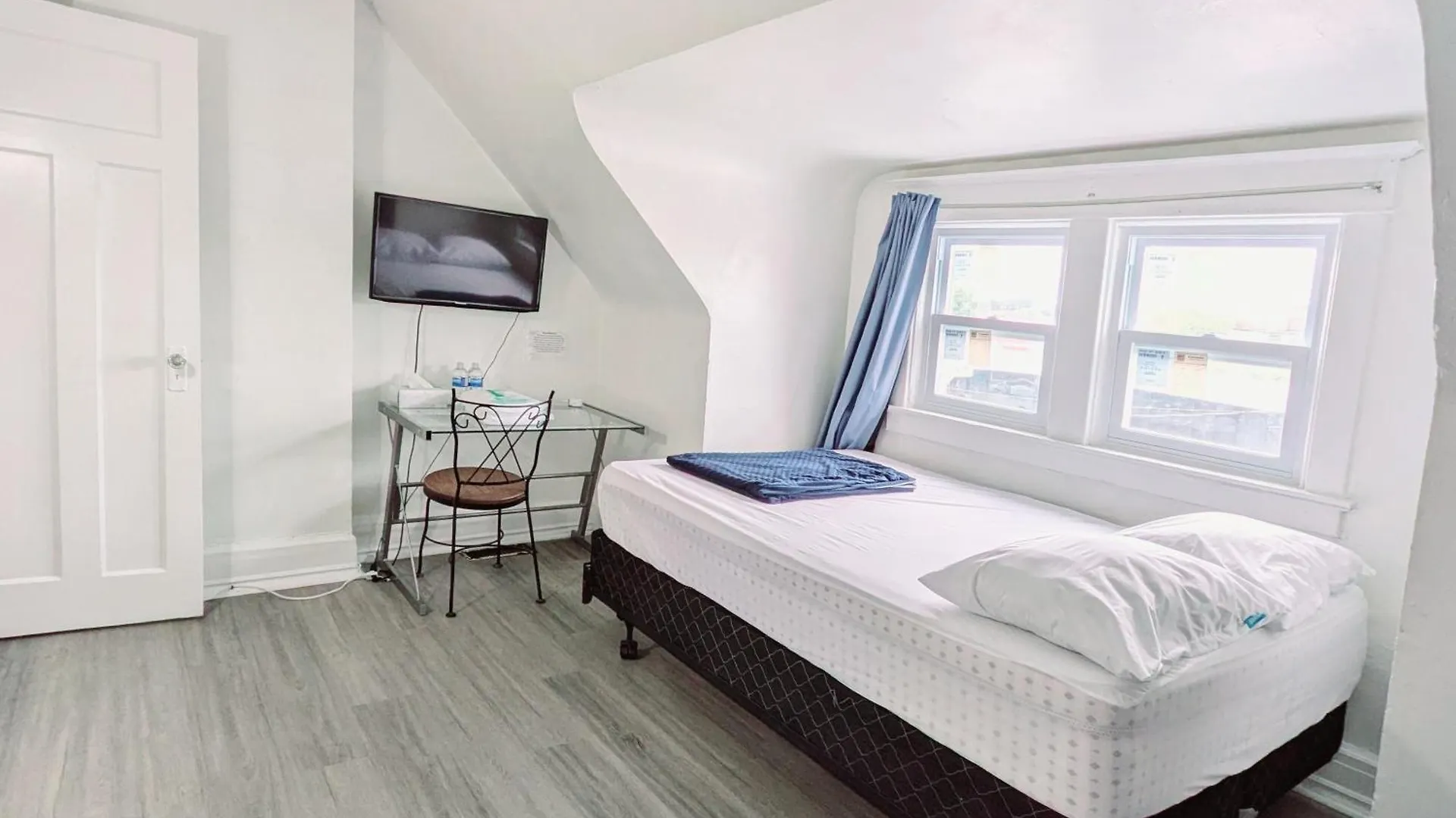 Affordable Double Room With Netflix, Laundry, Amenities And Self Check-In Toronto